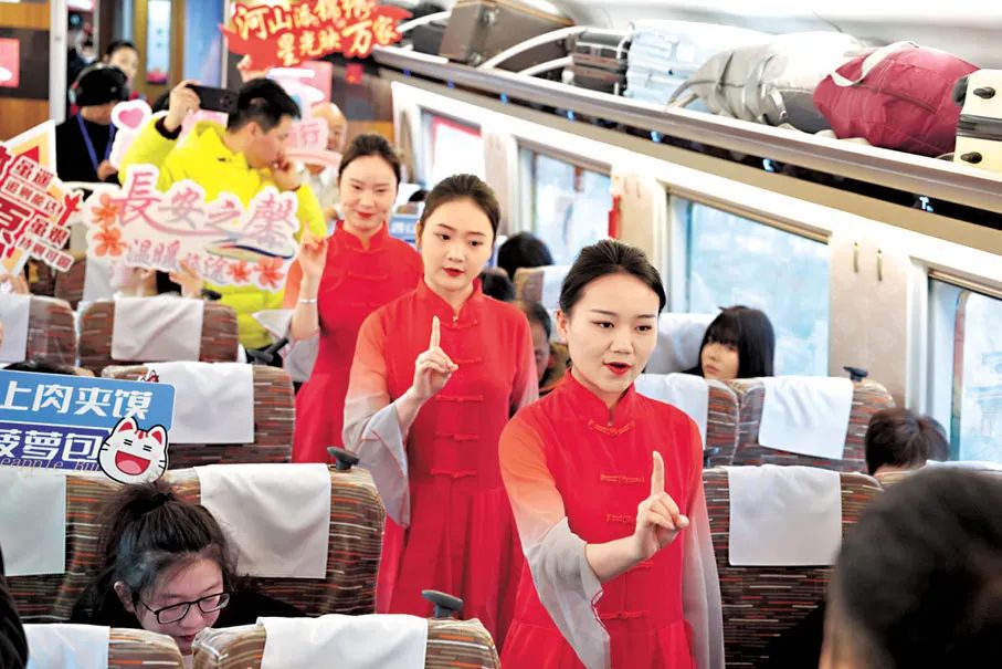 5日,随着新列车运行图的实行,以“龙凤呈祥”主题为外观涂色的G828次列车从西安北站驶向香港西九龙站方向。 5日,随着新列车运行图的实行,以“龙凤呈祥”主题为外观涂色的G828次列车从西安北站驶向香港西九龙站方向。