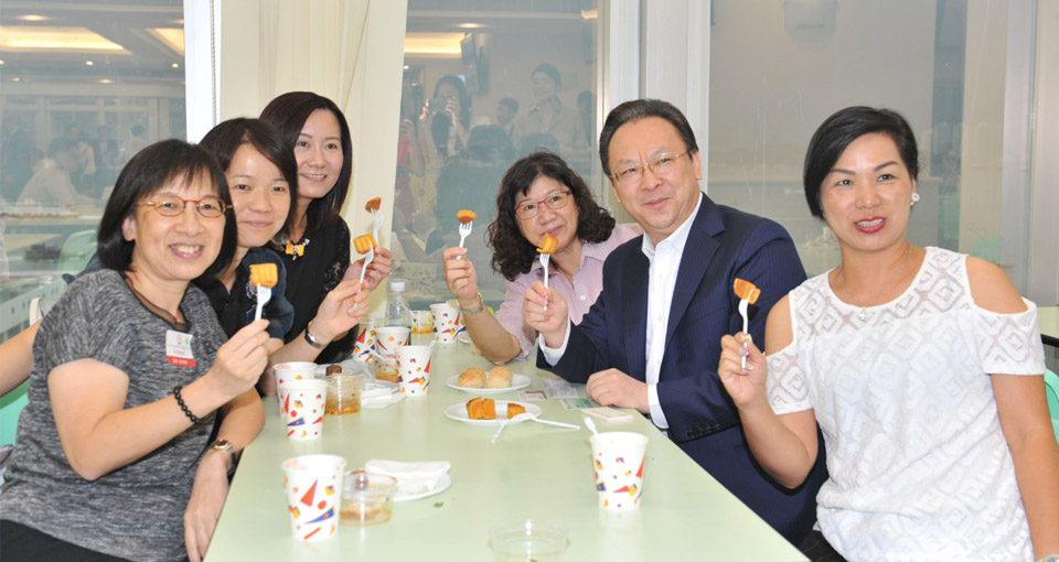 譚鐵牛副主任與來賓一起品嘗我辦自制月餅，提前致以中秋節問候