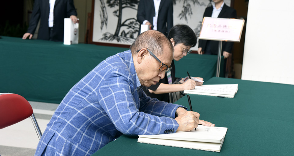 來賓認真寫下參觀后的感受