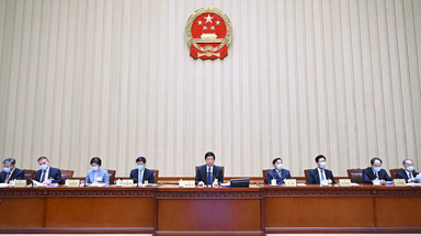 栗戰(zhàn)書主持十三屆全國人大常委會第三十三次會議